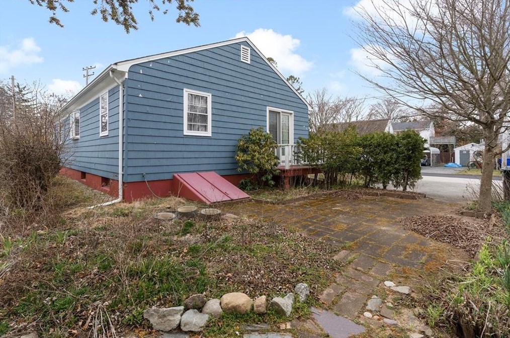 765 Willett Ave, East Providence RI  02915-2621 exterior