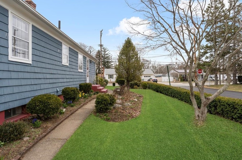 765 Willett Ave, East Providence RI  02915-2621 exterior