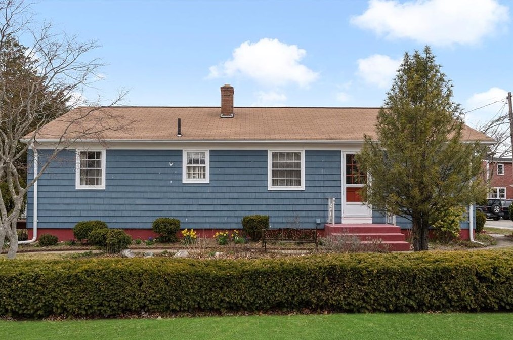 765 Willett Ave, East Providence RI  02915-2621 exterior