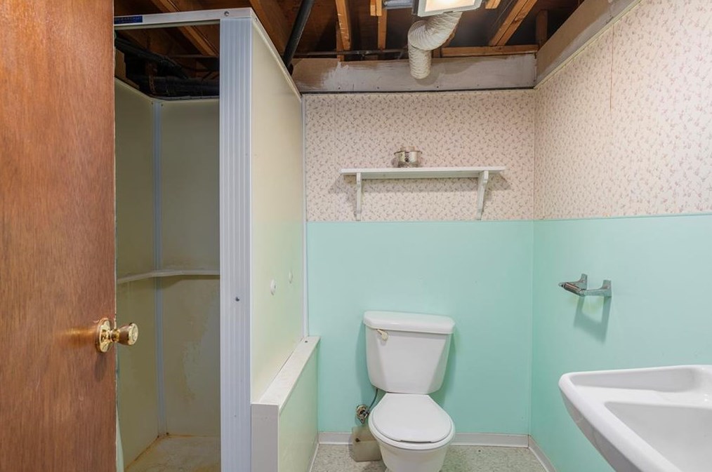 765 Willett Ave, East Providence RI  02915-2621 exterior