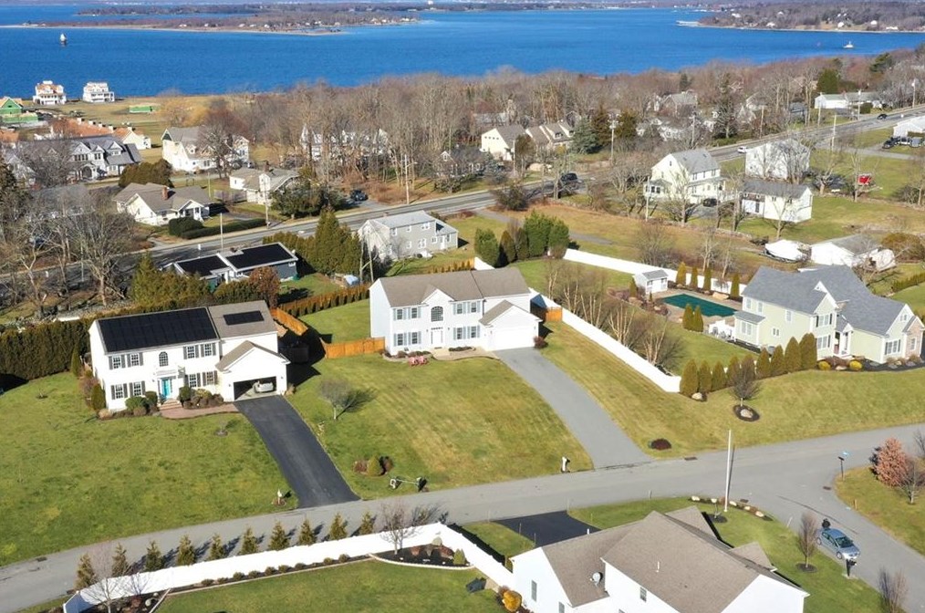 131 Dawn Marie Dr, Portsmouth, RI 02871-1977