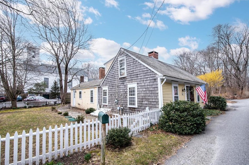 14 Church Ln, North Kingstown, RI 02852