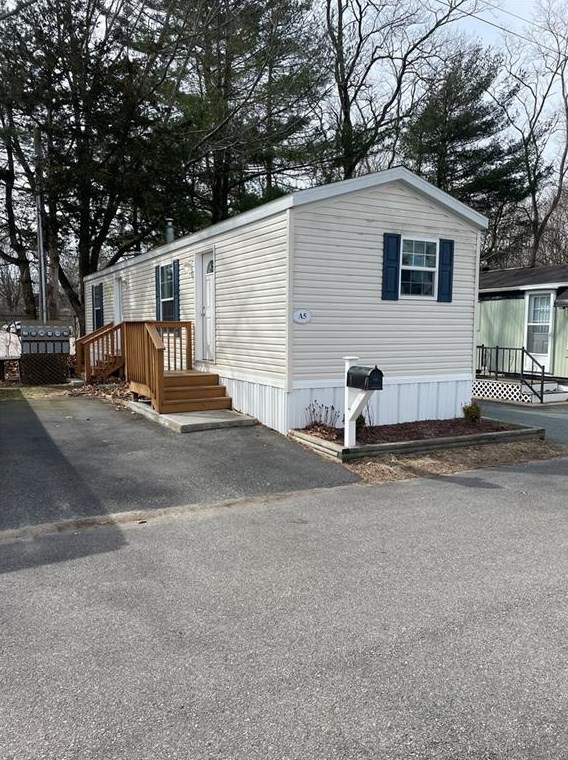 5 Krzak Rd, North Kingstown, RI 02852