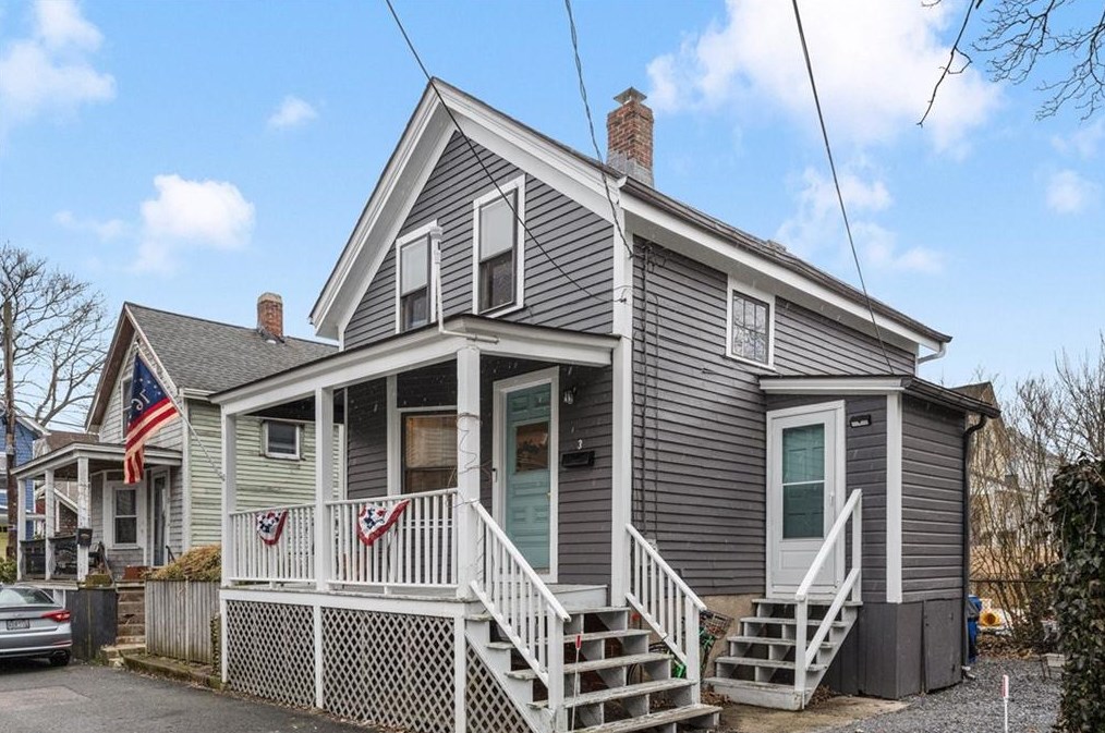 3 Prescott Pl, Middletown, RI 02840
