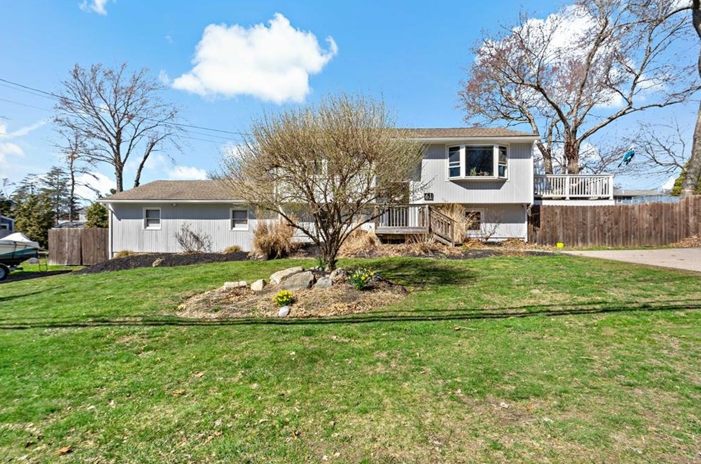 61 Mettatuxet Rd, South Kingstown, RI 02882