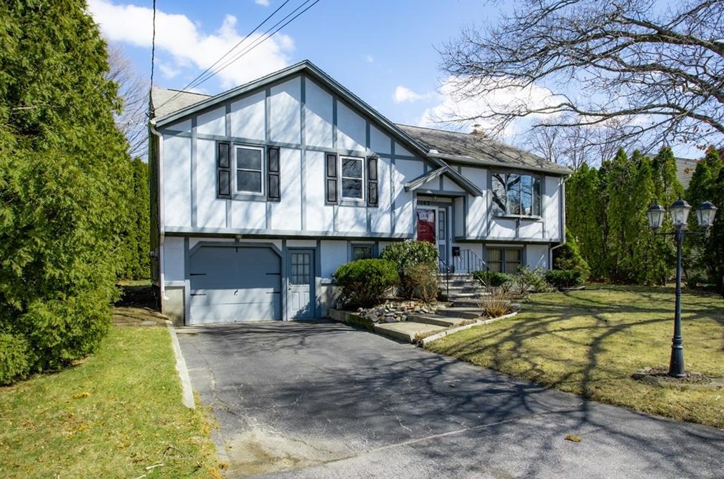 103 Dawn Blvd, Woonsocket, RI 02895
