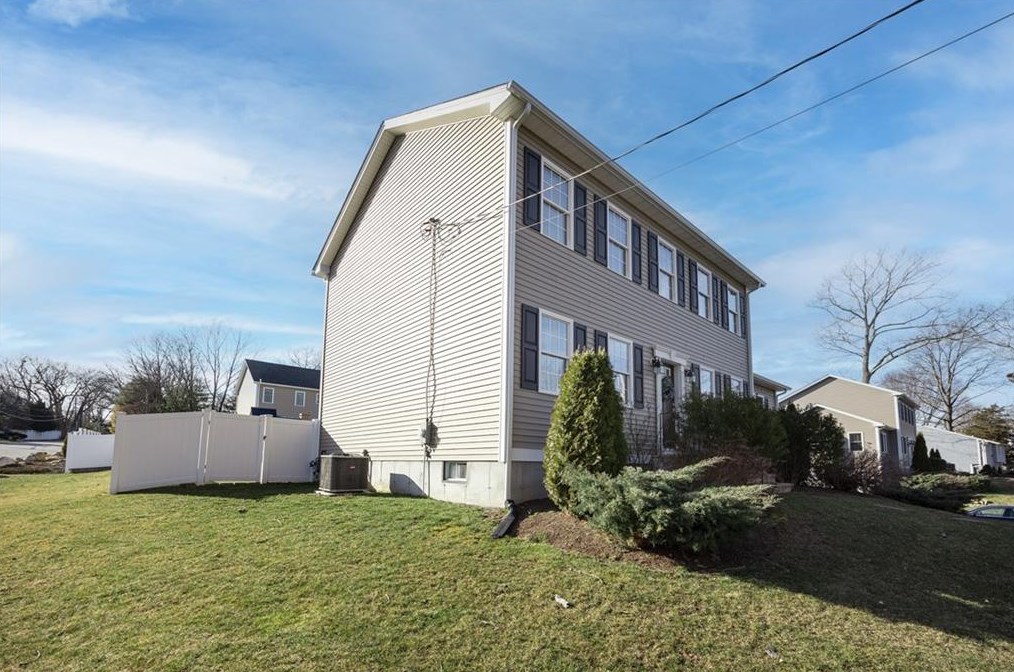 53 Oak View Dr, Cranston, RI 02921-1345