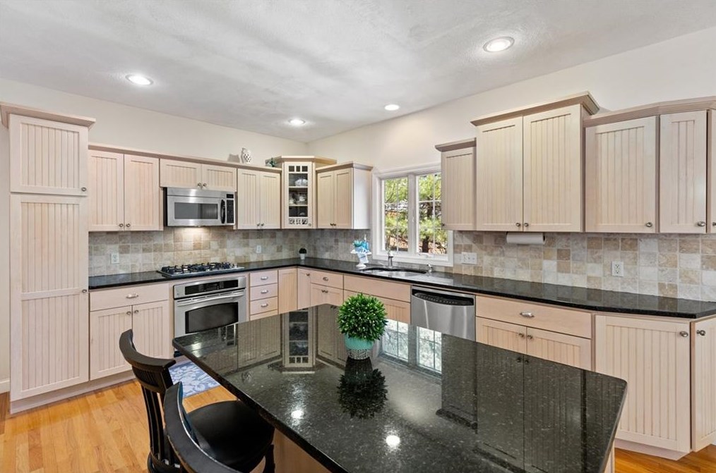 8 Logan Dr, Lincoln, RI 02865
