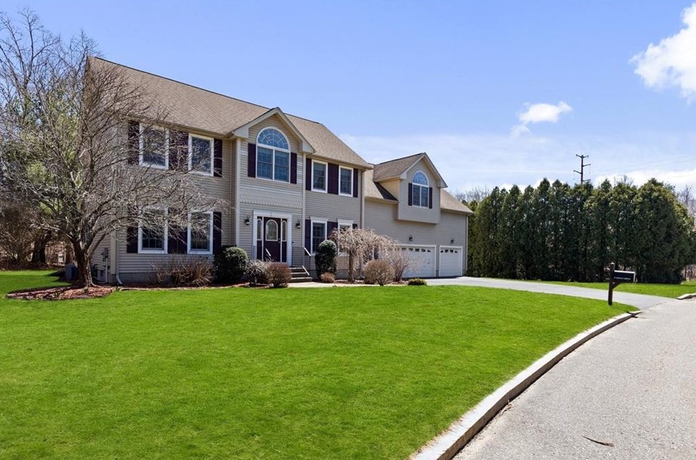 8 Logan Dr, Lincoln RI  02865-1349 exterior