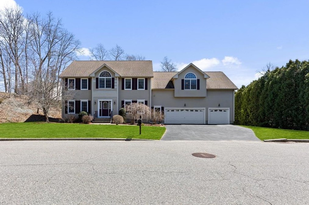 8 Logan Dr, Lincoln RI  02865-1349 exterior