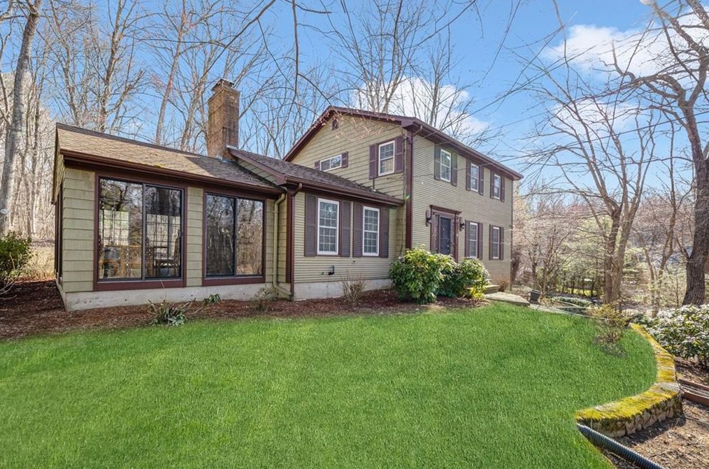 8 Woodvale Dr, Providence, RI 02919