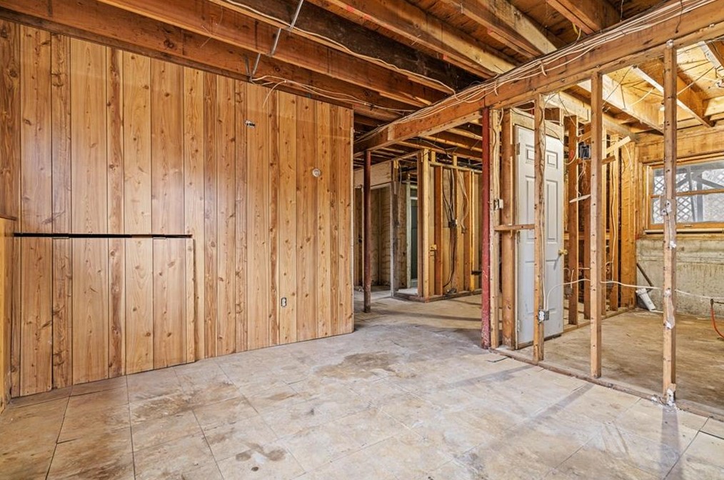 8 Clay St, Hopkinton RI  02804-1602 exterior