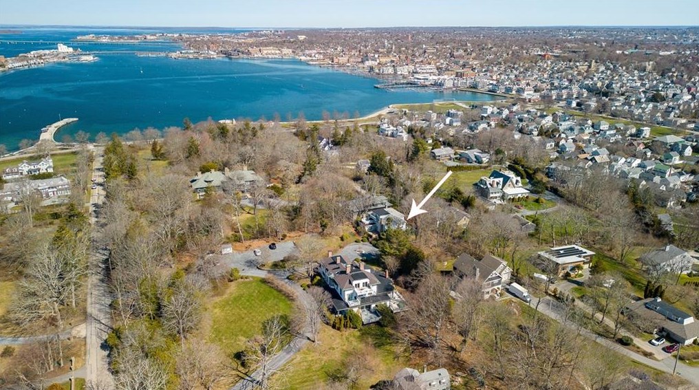 46 Chastellux Ave Apt 9, Middletown, RI 02840