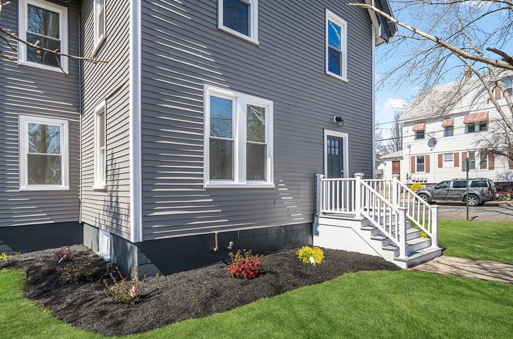 105 Stamford Ave, Providence, RI 02907