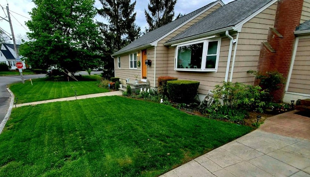 420 Auburn St, Cranston RI  02910-4403 exterior