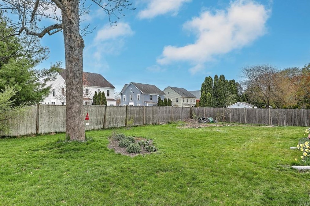 2 Milton Rd, Barrington RI  02806-1102 exterior