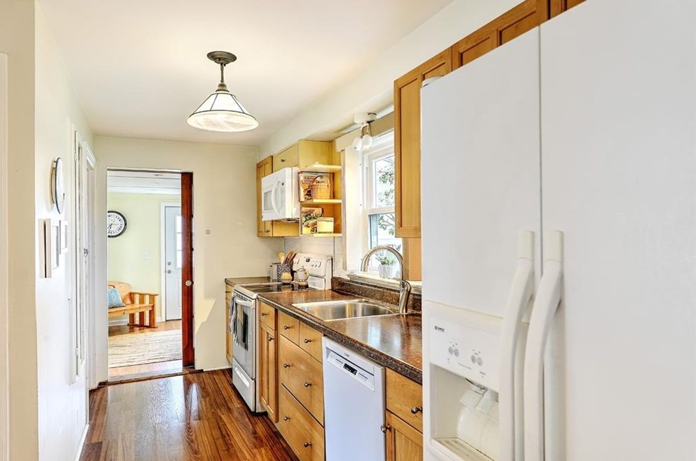 2 Milton Rd, Barrington RI  02806-1102 exterior