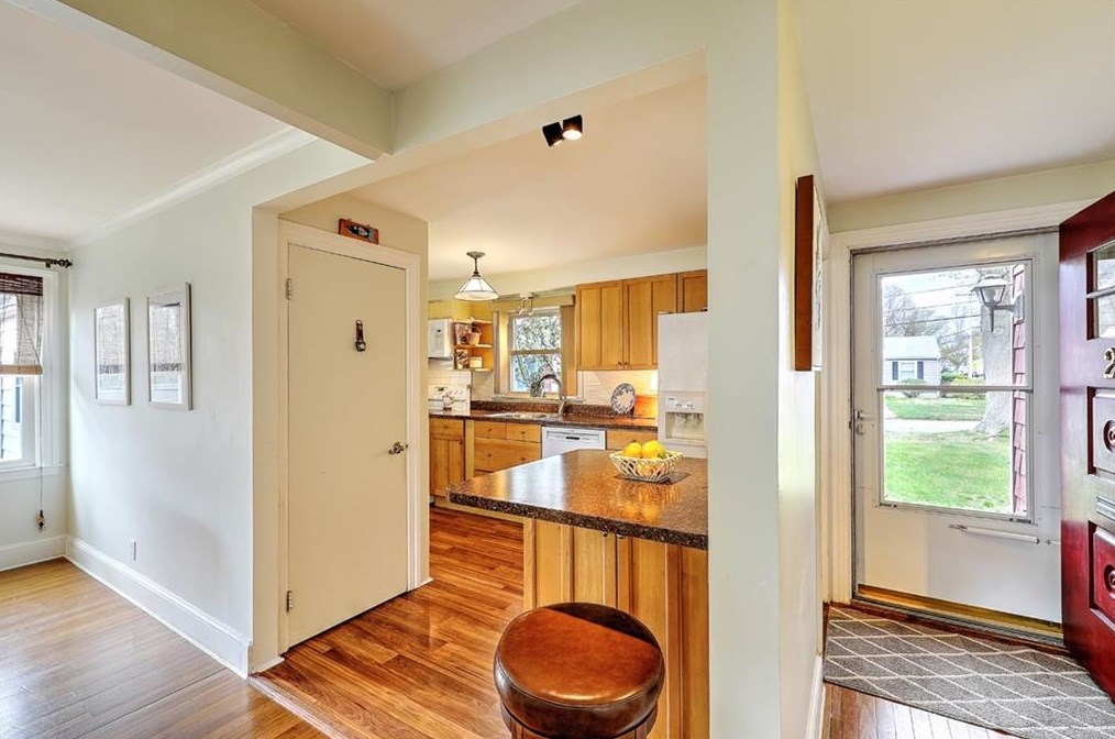 2 Milton Rd, Barrington RI  02806-1102 exterior