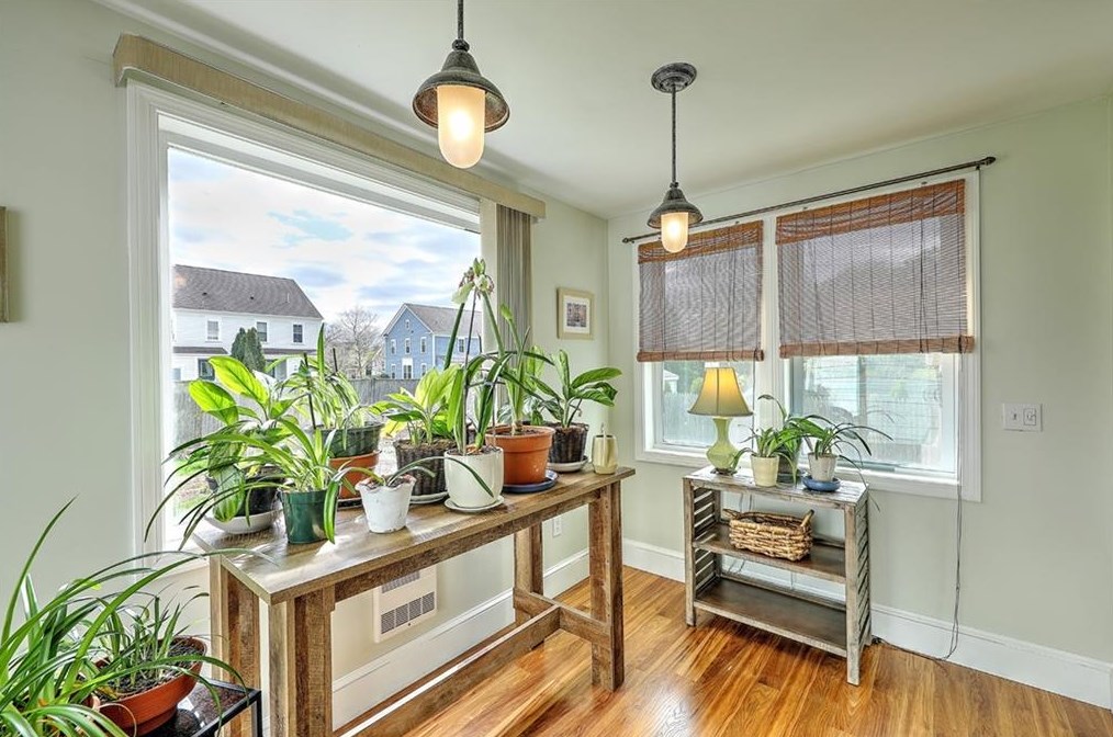 2 Milton Rd, Barrington RI  02806-1102 exterior