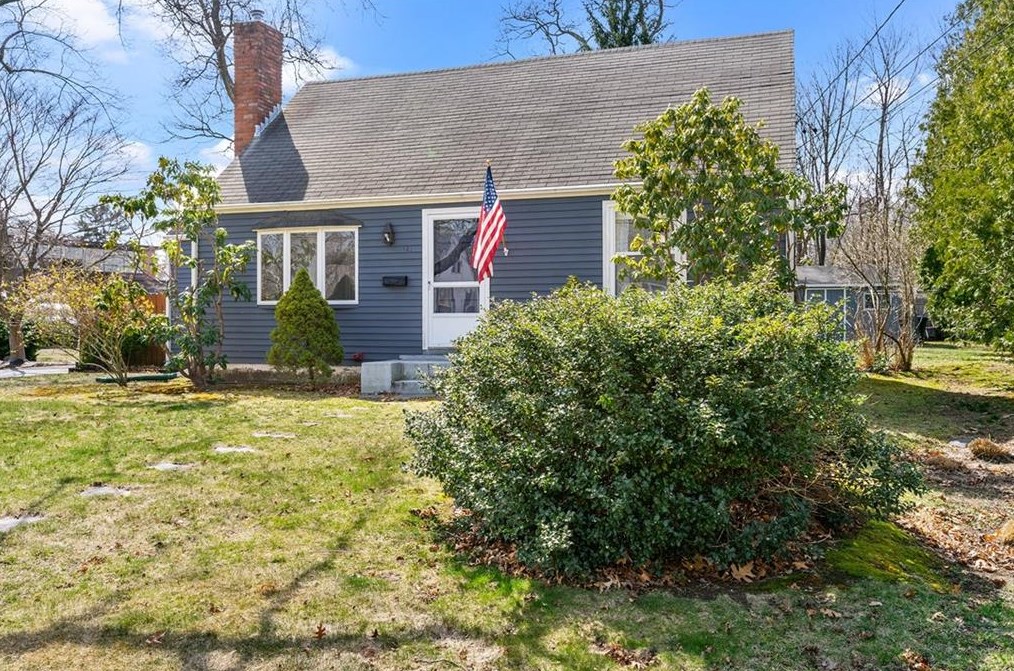 121 Lake Dr, North Kingstown, RI 02852