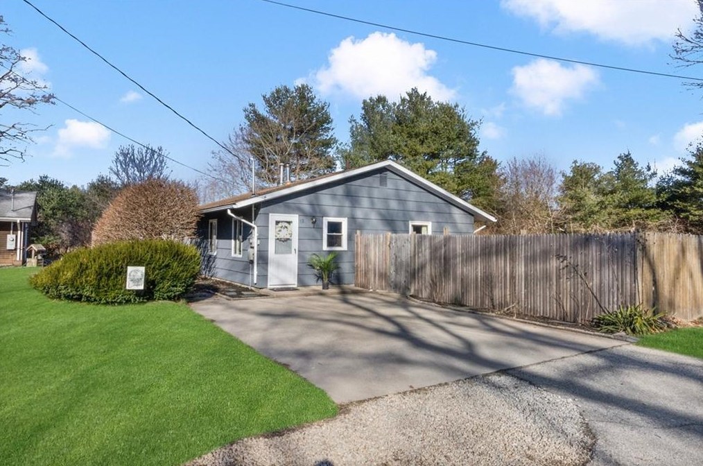 12 Paige Dr, Coventry, RI 02816