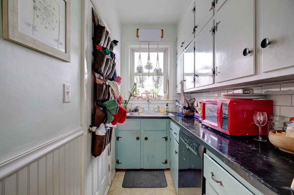 37 Prospect St, Bristol RI 02809-3134 exterior