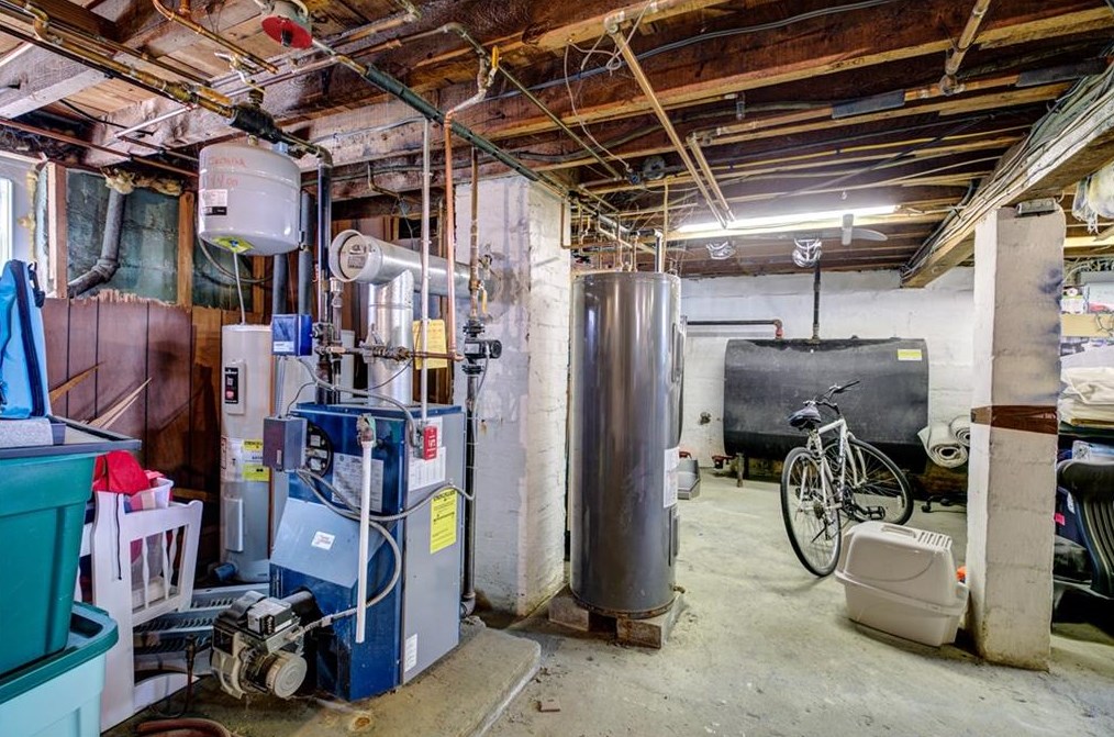 37 Prospect St, Bristol RI 02809-3134 exterior