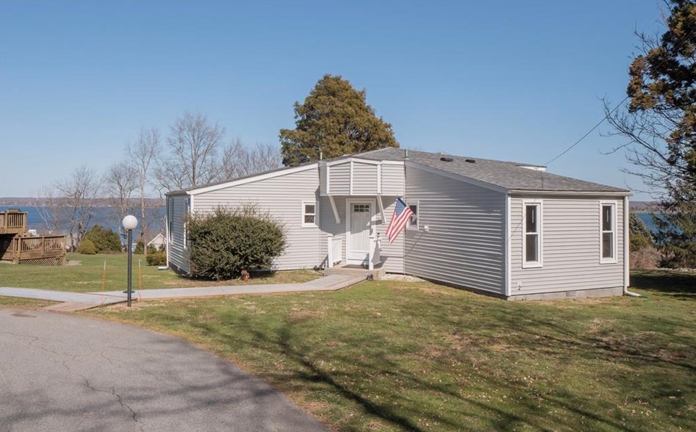 68 Albert St, Portsmouth, RI 02871