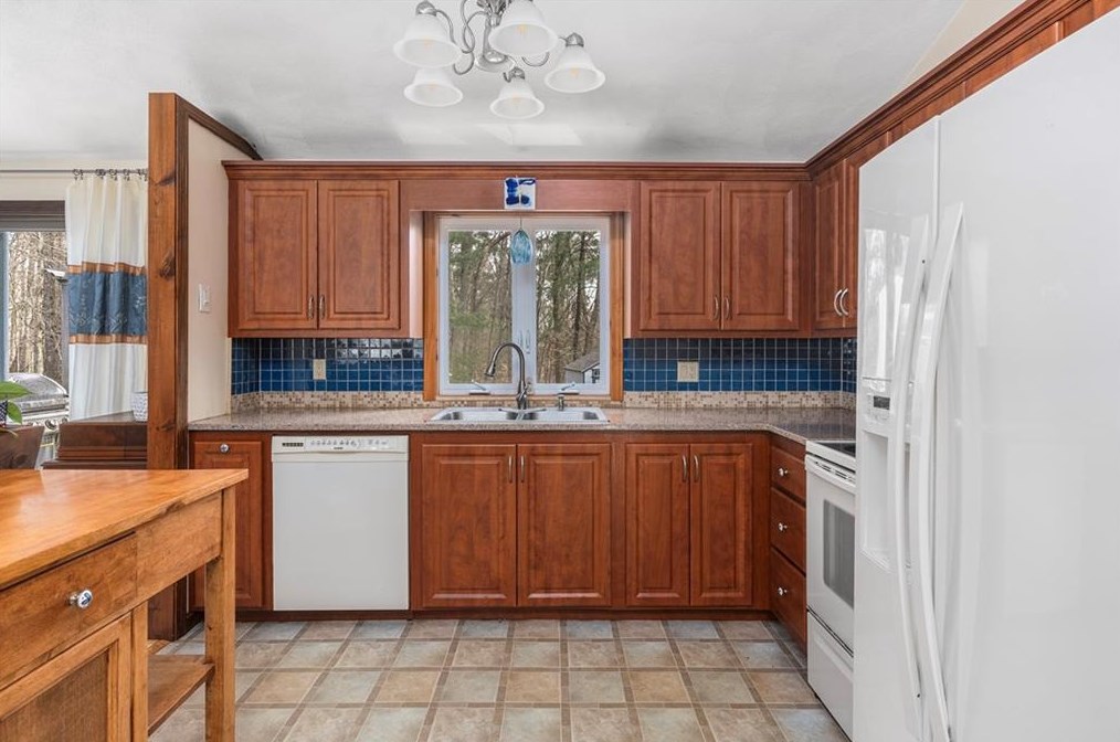 5 Snowberry Ct, Smithfield RI  02917-4011 exterior