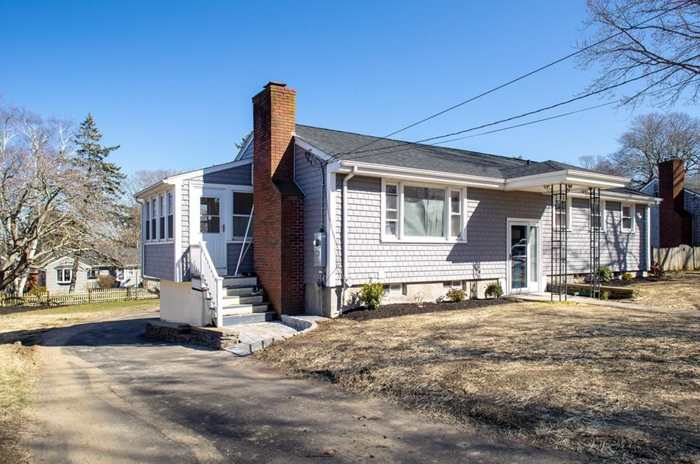 71 Everett St, Middletown, RI 02842