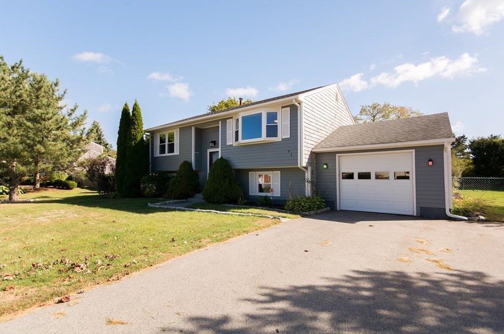 91 Oak Forest Dr, Middletown, RI 02842