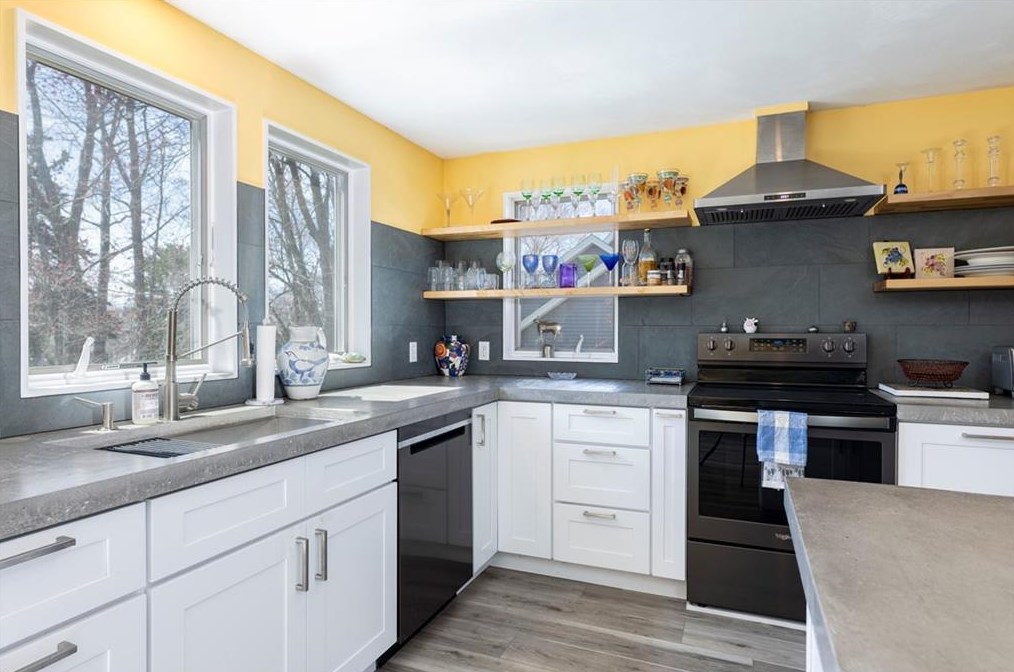 9 Ferry St, Jamestown RI  02835-2516 exterior