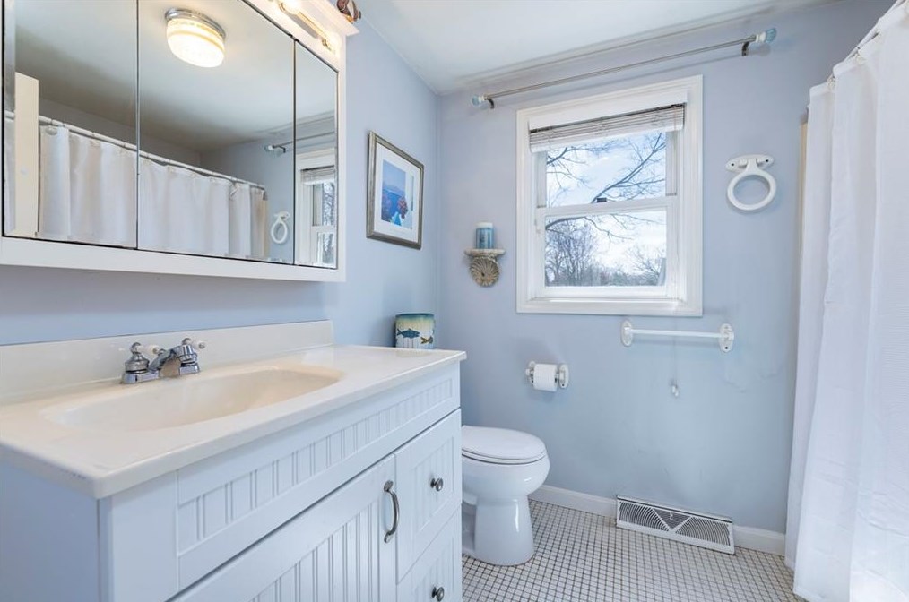 9 Ferry St, Jamestown RI  02835-2516 exterior