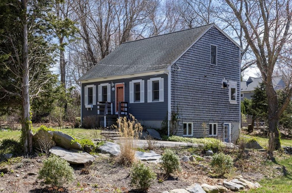 9 Ferry St, Jamestown, RI 02835-2516