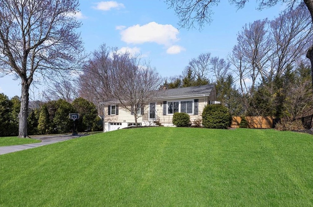 32 Rolling Acres Dr, Cumberland, RI 02864