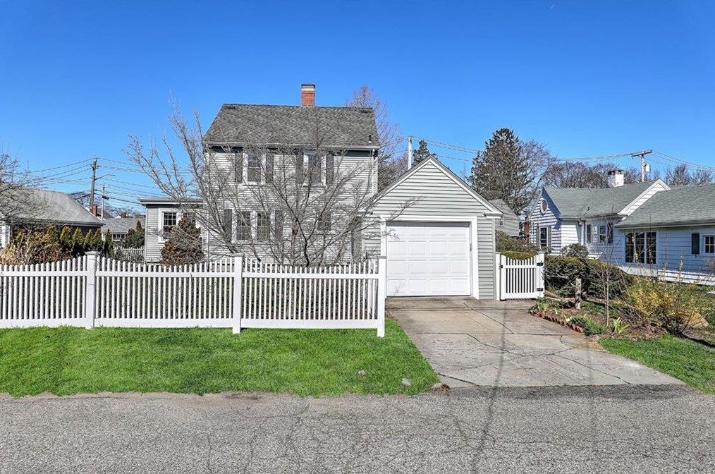 8 Weeden Ave, East Providence RI  02916-1718 exterior