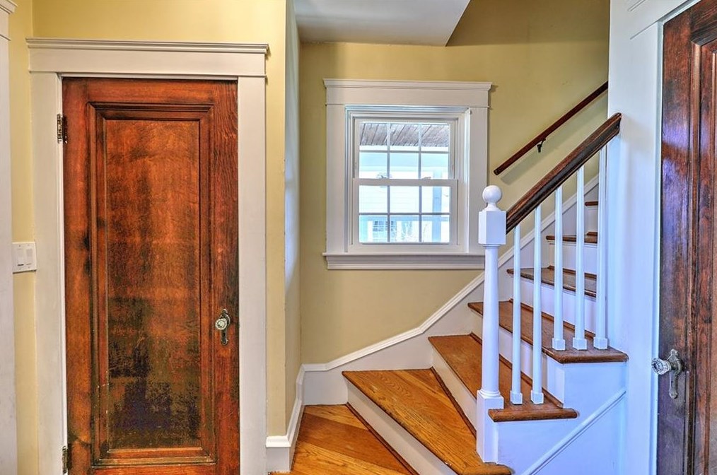 8 Weeden Ave, East Providence RI  02916-1718 exterior