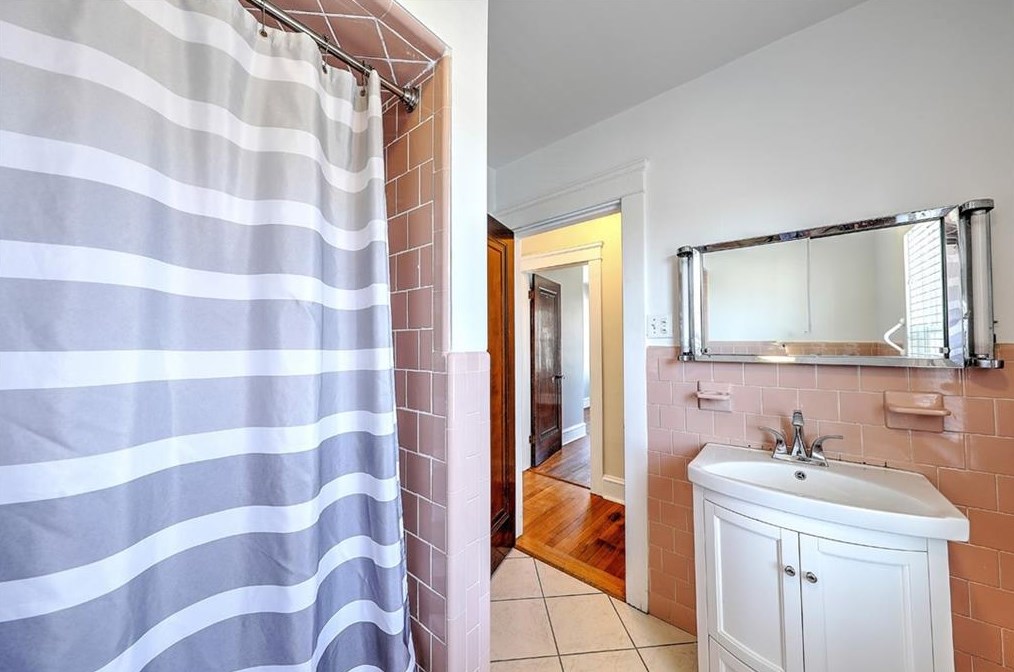 8 Weeden Ave, East Providence RI  02916-1718 exterior