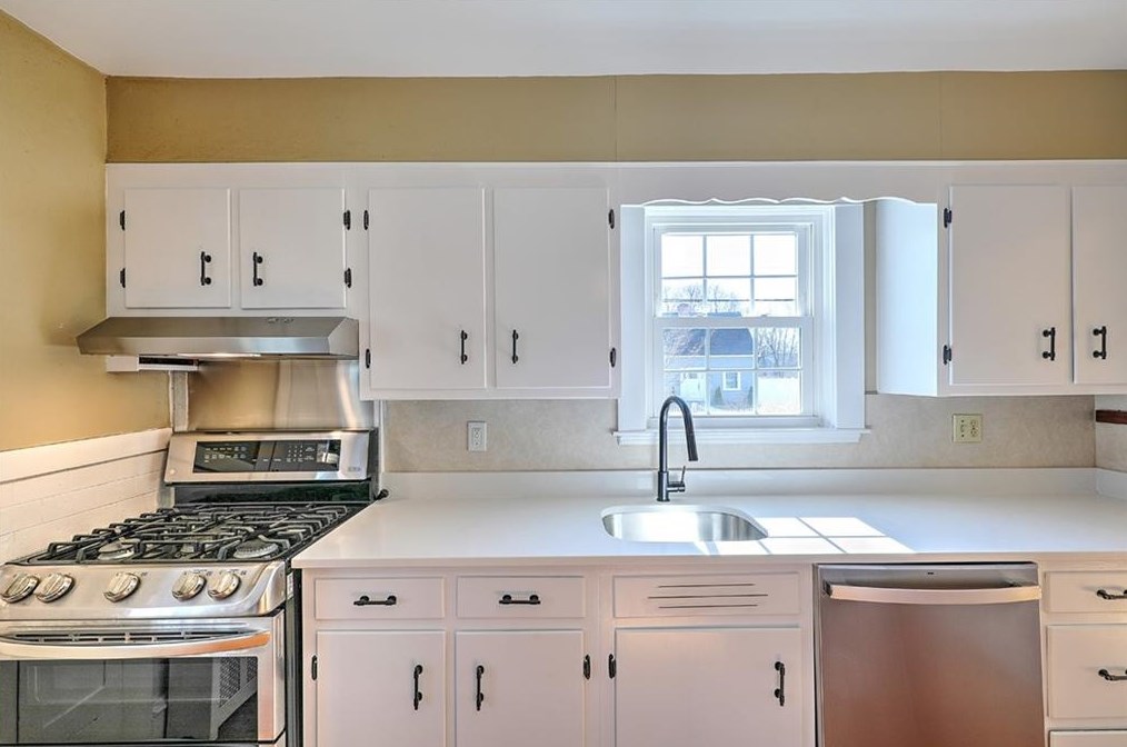 8 Weeden Ave, East Providence RI  02916-1718 exterior