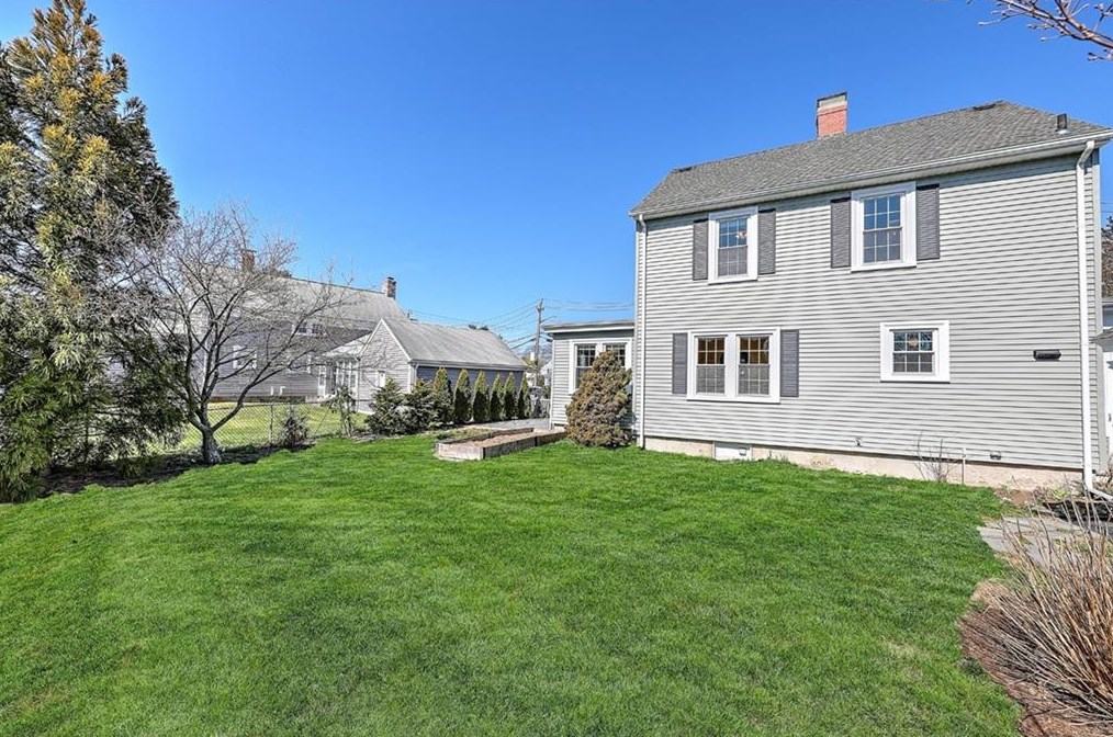 8 Weeden Ave, East Providence RI  02916-1718 exterior