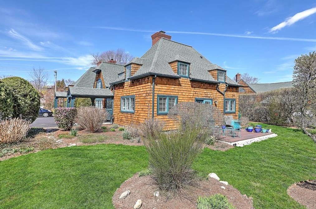 5 Gardencourt Dr, South Kingstown, RI 02882