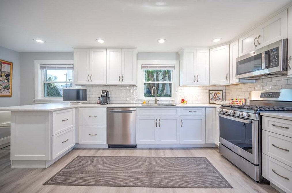 2 Tallman Ave, Cranston, RI 02910-5423