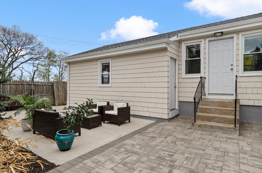 5 Interlocken Rd, East Providence RI  02914-4220 exterior