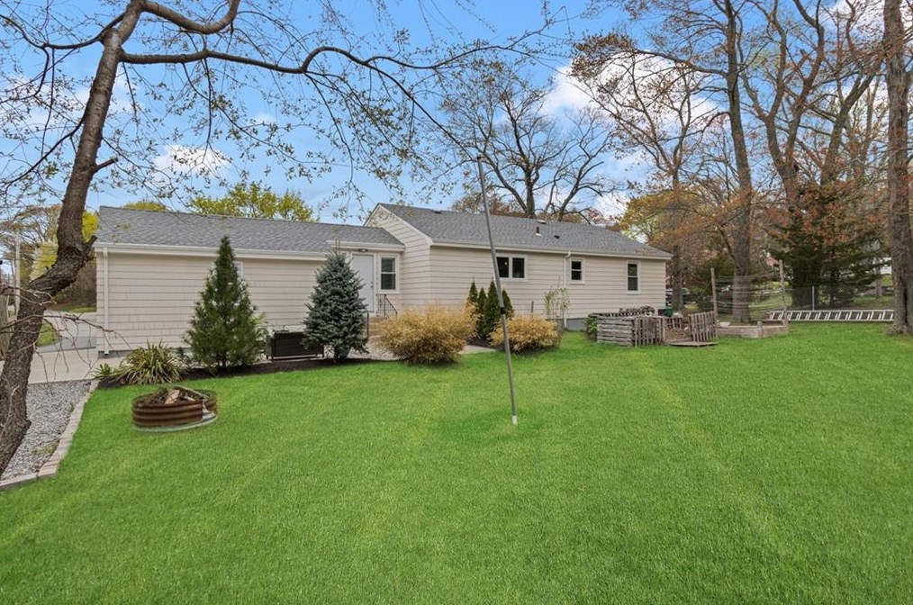 5 Interlocken Rd, East Providence RI  02914-4220 exterior