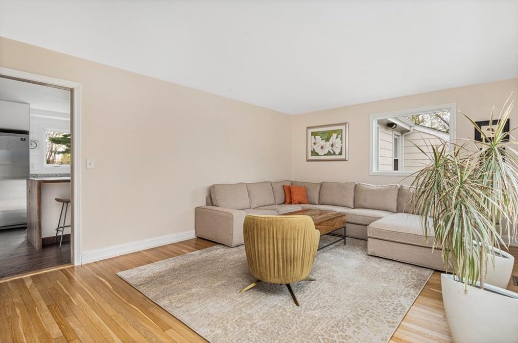 5 Interlocken Rd, East Providence RI  02914-4220 exterior
