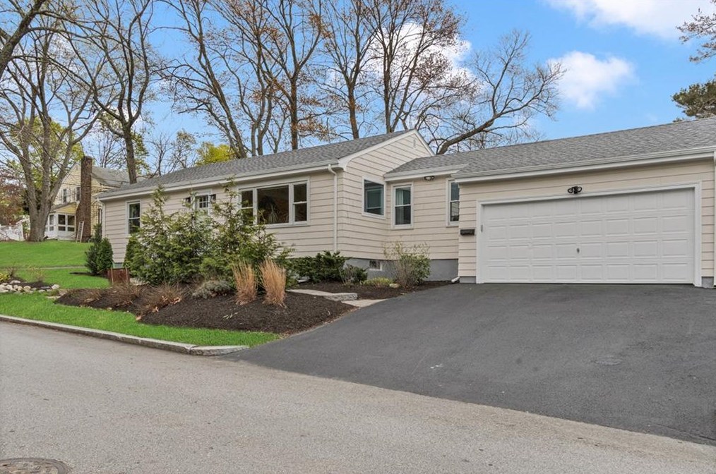 5 Interlocken Rd, East Providence RI  02914-4220 exterior