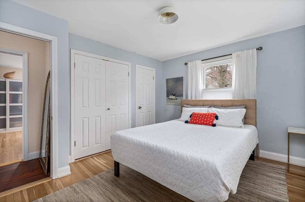 5 Interlocken Rd, East Providence RI  02914-4220 exterior