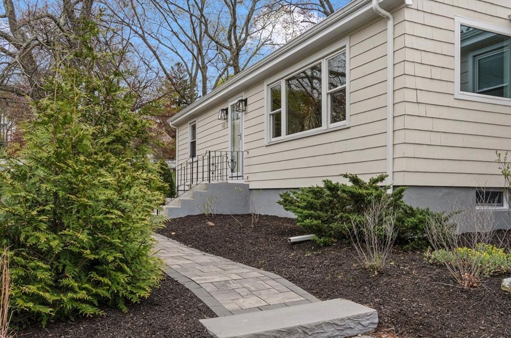 5 Interlocken Rd, East Providence RI  02914-4220 exterior