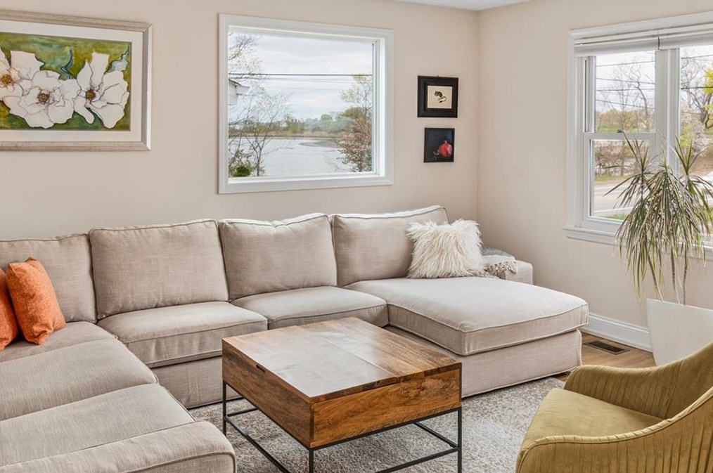 5 Interlocken Rd, East Providence RI  02914-4220 exterior