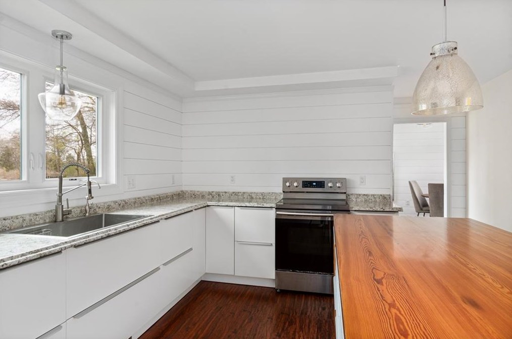 5 Interlocken Rd, East Providence RI  02914-4220 exterior